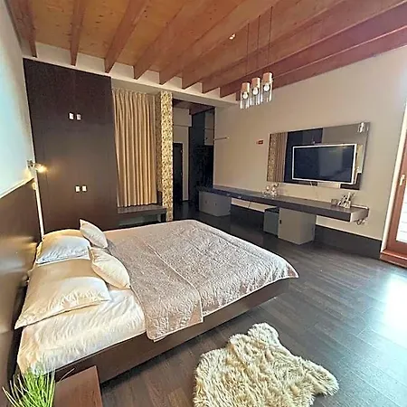 Ar Golden House